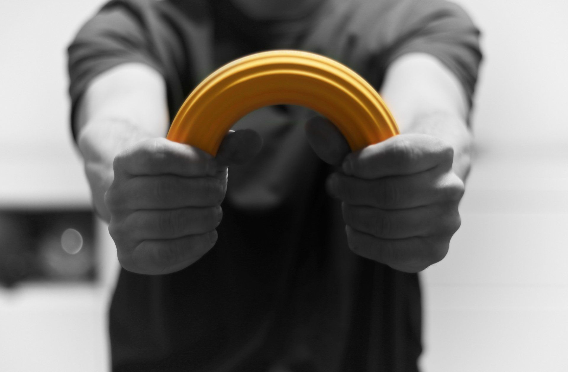 Hände halten ein Handtherapie-Trainingsgerät — Übung im Rahmen der Orthopädie/Handtherapie