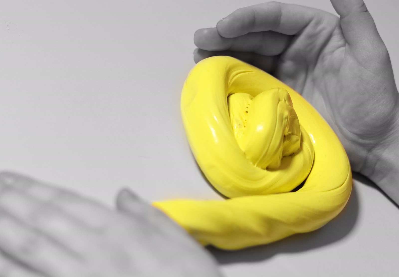 Therapieknete in der Hand — Material für das Feinmotorik- und Wahrnehmungstraining in der Praxis