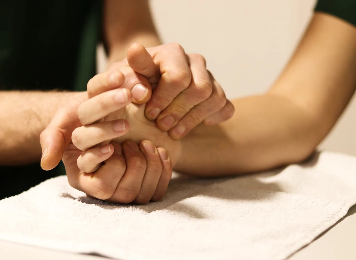 Manuelle Behandlung der Hand in der Handtherapie