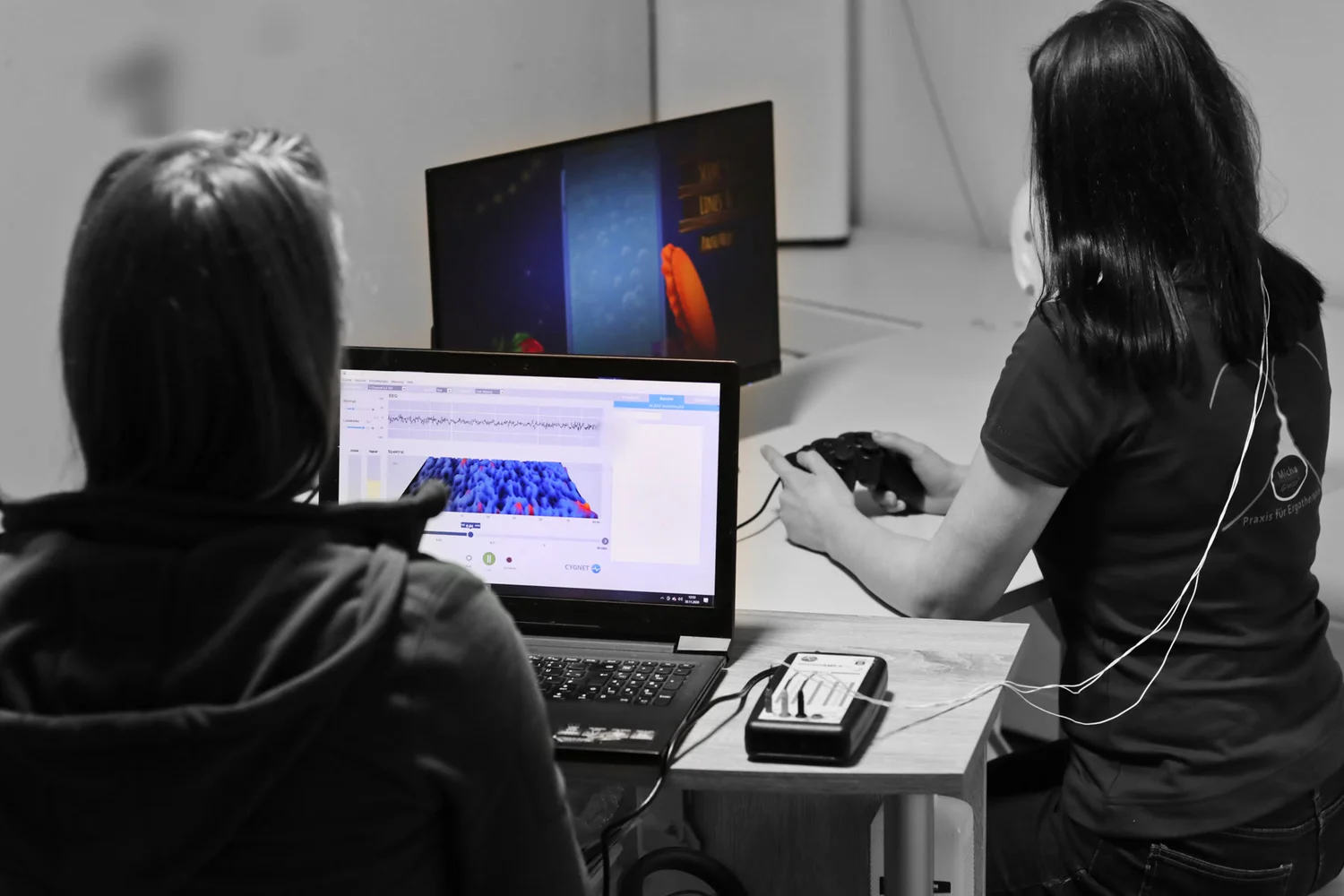 Neurofeedback-Training mit EEG-Elektroden, Therapeutin am Laptop