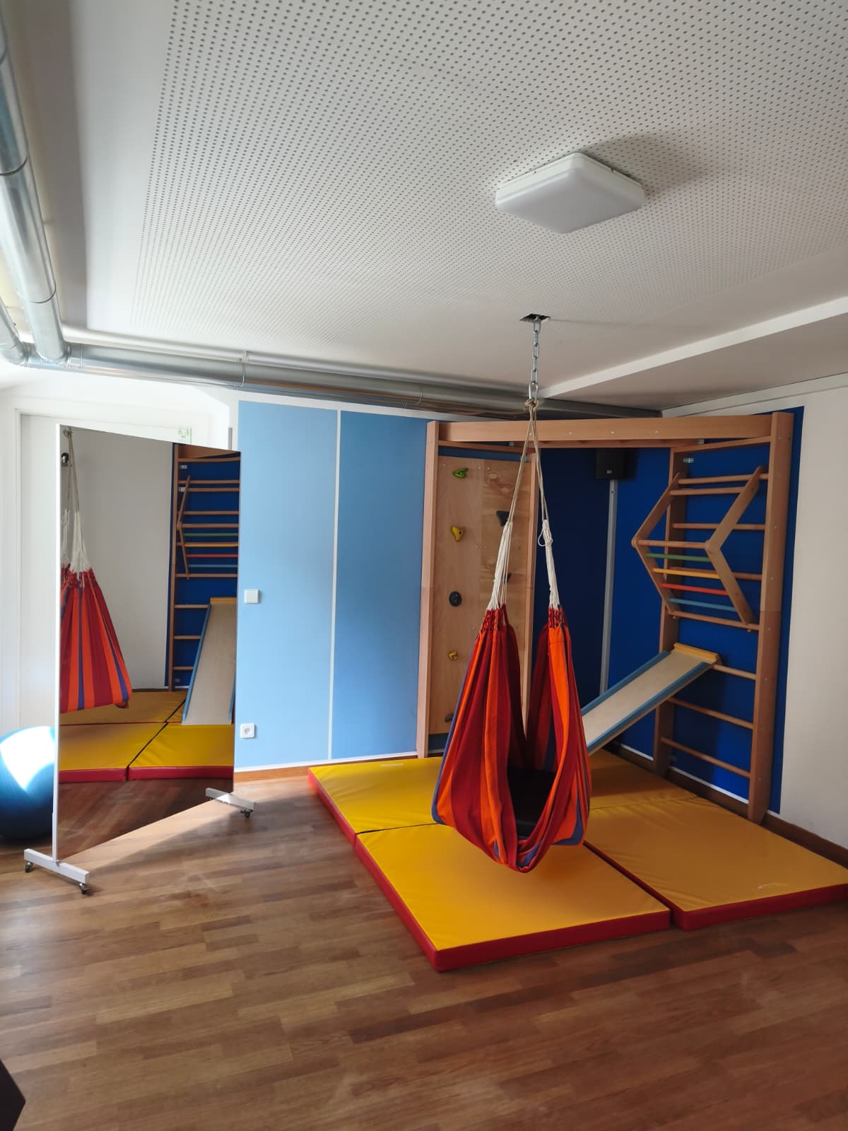 Kletter- und Sprossenwand im Therapieraum der Praxis